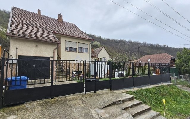 Eladó családi ház, Pécsett 64.99 M Ft, 3 szobás