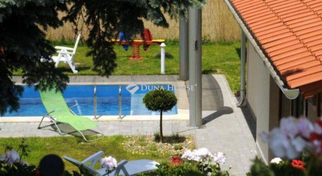 Eladó családi ház, Hévízen 210 M Ft, 10 szobás