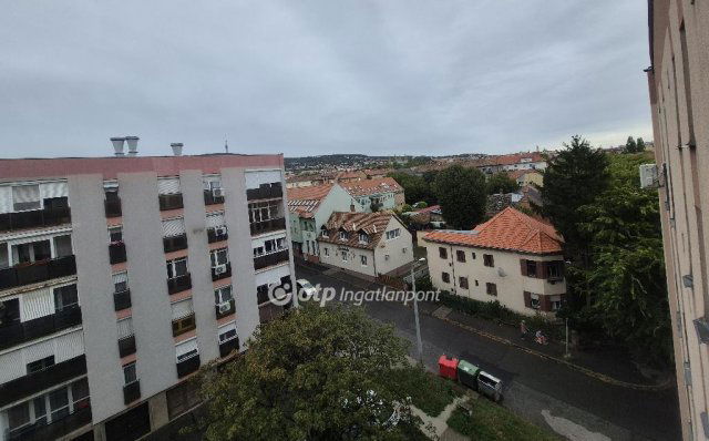 Eladó panellakás, Pécsett 61.9 M Ft, 2+1 szobás