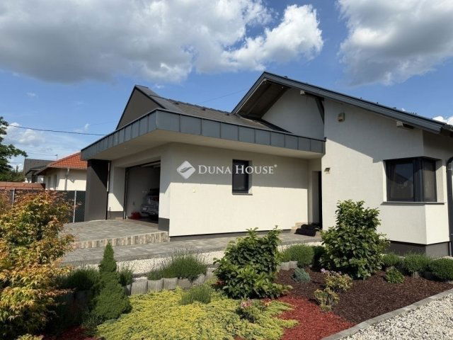 Eladó családi ház, Péterin 155 M Ft, 3 szobás