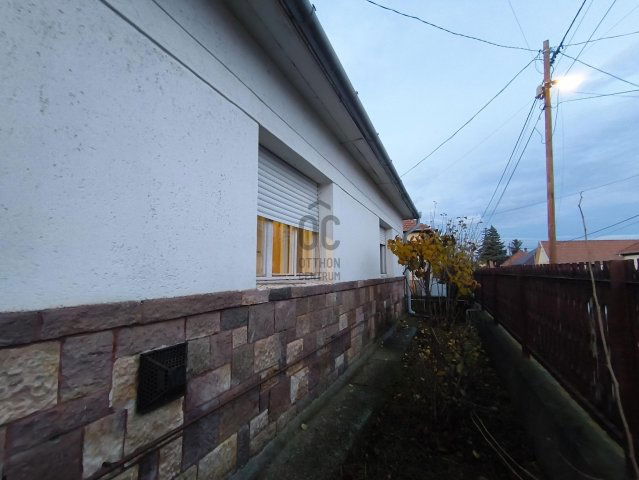 Eladó családi ház, Adácson 26 M Ft, 3 szobás