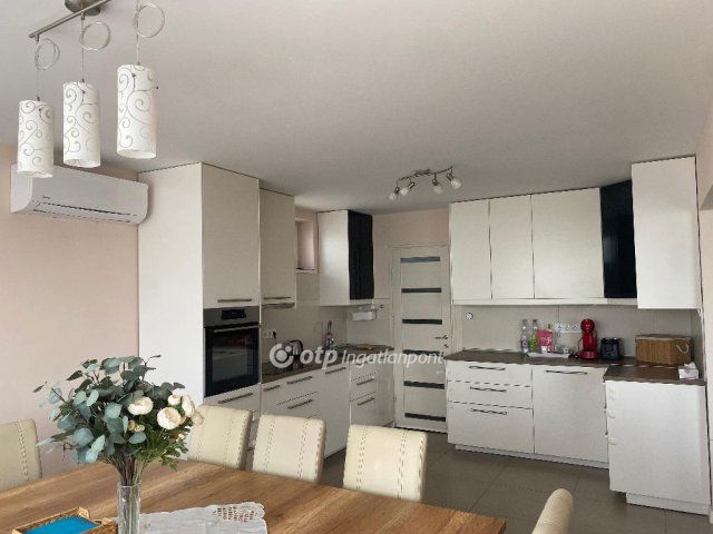 Eladó családi ház, Velencén 220 M Ft, 4 szobás