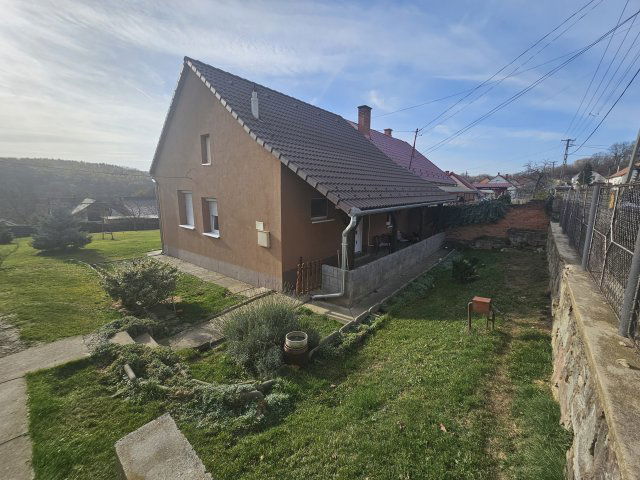 Eladó ikerház, Komlón 39.5 M Ft, 2+1 szobás