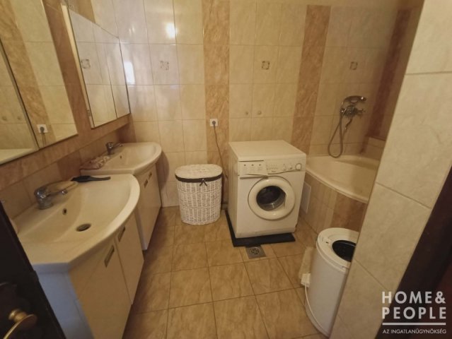 Eladó családi ház, Szegeden 155 M Ft, 5 szobás