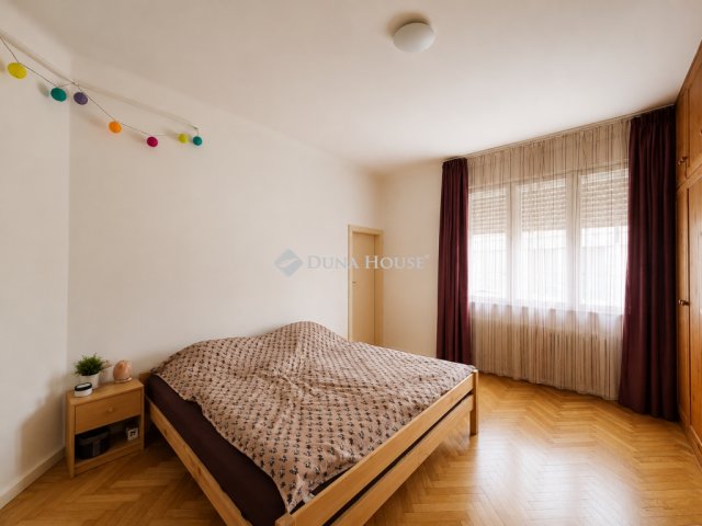 Kiadó téglalakás, albérlet, Pécsett, Alkotmány utcában