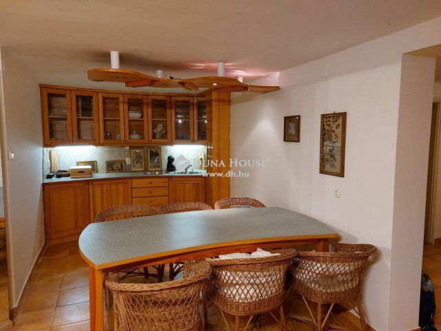 Eladó családi ház, Székesfehérvárott 194.9 M Ft, 5+2 szobás