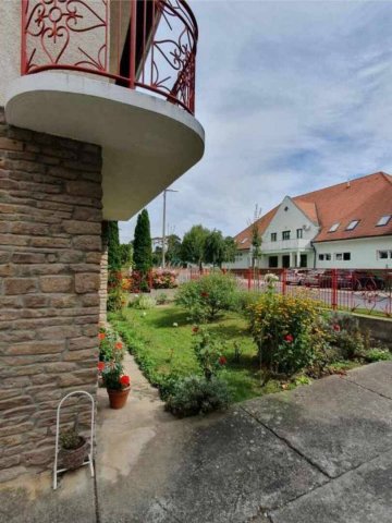 Eladó családi ház, Hévízen 139 M Ft, 9 szobás