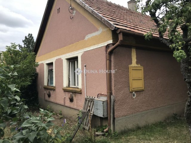 Eladó családi ház, Besnyőn, Petőfi Sándor utcában 39.9 M Ft