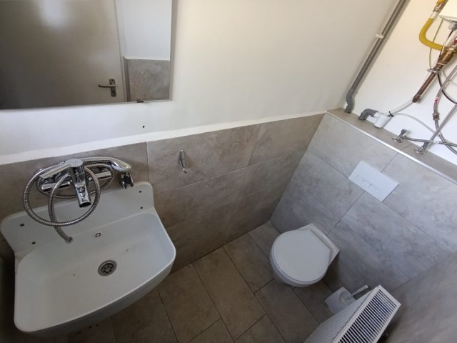 Eladó családi ház, Majson 22.9 M Ft, 2 szobás