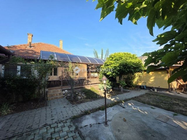 Eladó családi ház, Cegléden 69.9 M Ft, 4 szobás