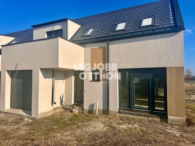 Eladó téglalakás, Cegléden 79.2 M Ft, 3 szobás