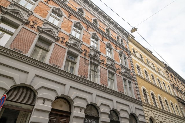 Eladó téglalakás, Budapesten, VI. kerületben, Paulay Ede utcában