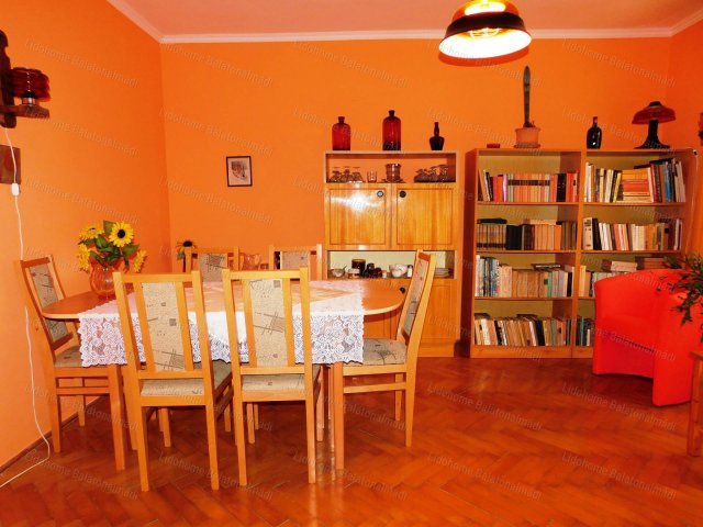 Eladó nyaraló, Balatonfüreden 120 M Ft, 11 szobás