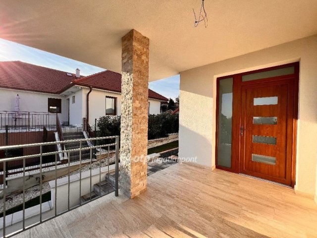 Eladó ikerház, Balatonfüreden 229.9 M Ft, 4 szobás