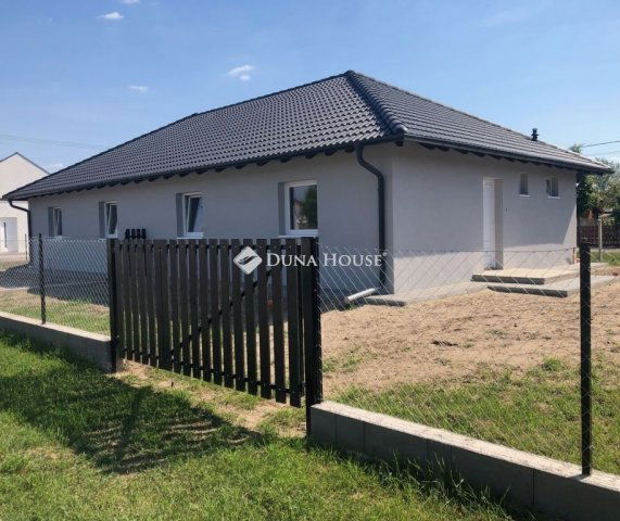 Eladó ikerház, Felsőpakonyban 69 M Ft, 3 szobás