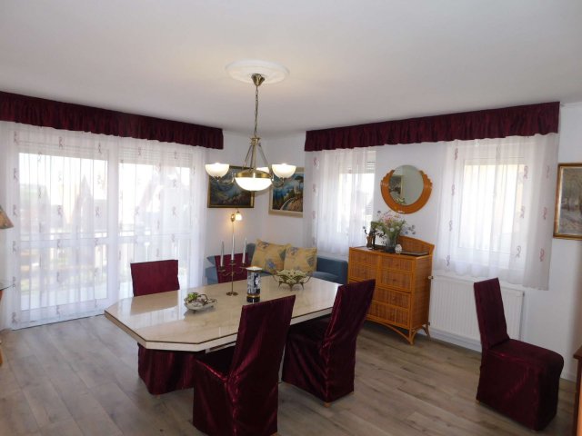 Eladó téglalakás, Hévízen 127.9 M Ft, 4 szobás