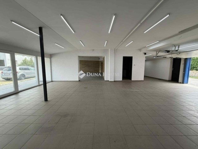 Eladó családi ház, Kecskeméten 100 M Ft, 2 szobás