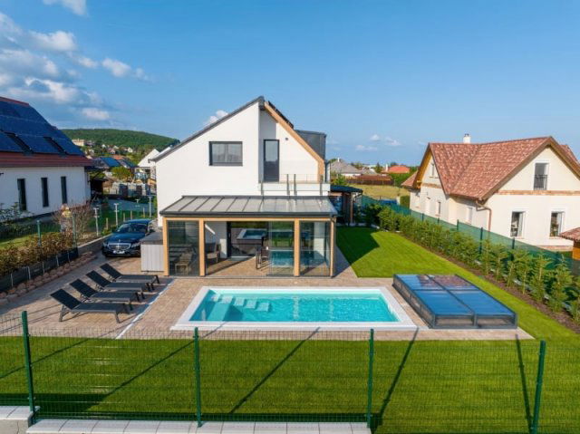 Eladó ikerház, Alsóörsön 230 M Ft, 4+1 szobás