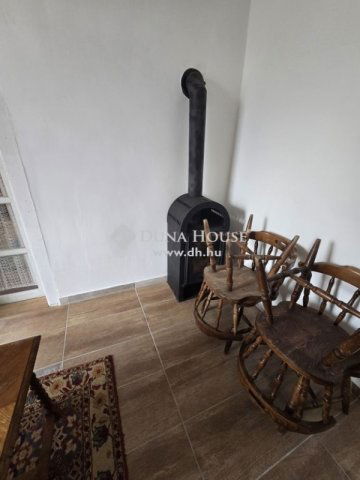 Eladó családi ház, Pécsett 18.5 M Ft, 2+2 szobás