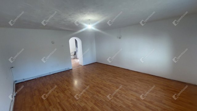 Eladó családi ház, Száron 40.99 M Ft, 2 szobás