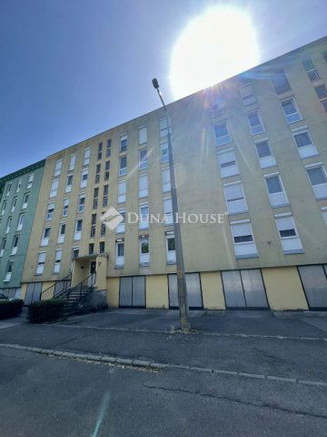 Eladó panellakás, Pécsett, Csikor Kálmán utcában 40.9 M Ft