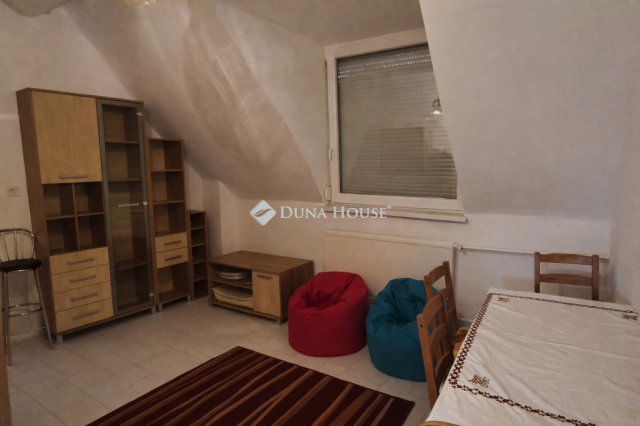 Kiadó családi ház, albérlet, Pécsett 400 E Ft / hó, 6 szobás