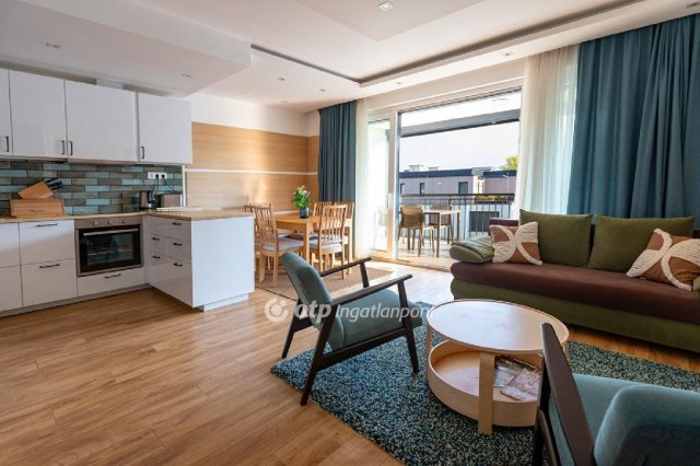 Eladó téglalakás, Balatonkenesén 135 M Ft, 3 szobás