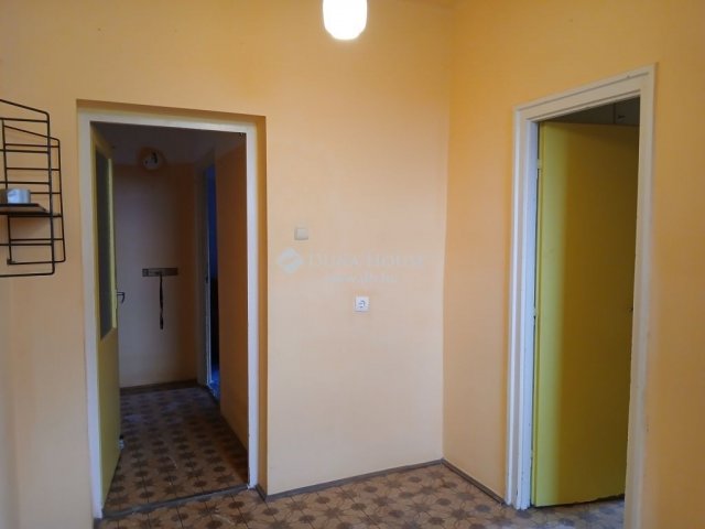 Eladó panellakás, Nyergesújfaluban 31 M Ft, 3 szobás
