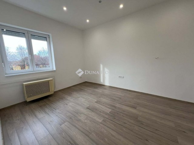 Eladó téglalakás, Jászberényben 38.5 M Ft, 2 szobás