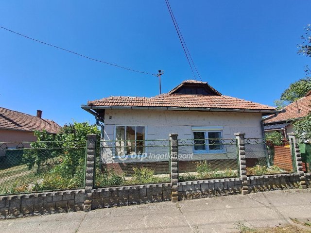 Eladó családi ház, Füzesgyarmaton 9 M Ft, 2 szobás