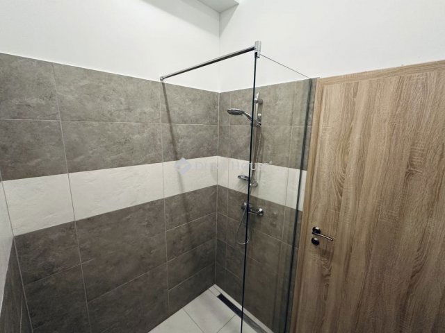 Eladó téglalakás, Szegeden 90 M Ft, 4 szobás