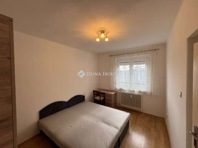 Kiadó téglalakás, albérlet, Pécsett 180 E Ft / hó, 2 szobás