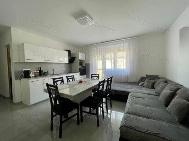 Eladó téglalakás, Oroszlányban 37 M Ft, 2 szobás