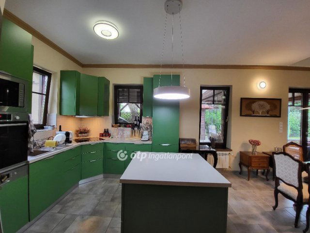 Eladó családi ház, Zamárdiban 250 M Ft, 5 szobás