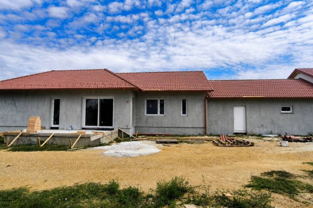 Eladó ikerház, Győrújfalun 115 M Ft, 5 szobás