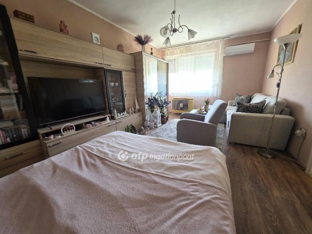 Eladó téglalakás, Kunszentmártonban 20 M Ft, 2 szobás