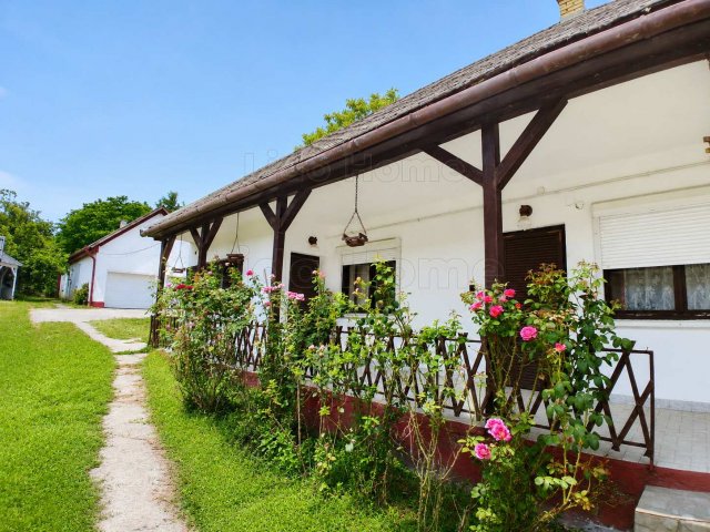 Eladó családi ház, Igalon 49 M Ft, 7 szobás