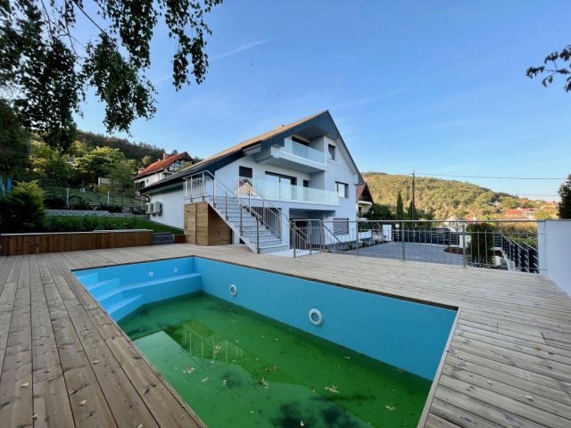 Eladó családi ház, Balatonfüreden 269.9 M Ft, 8 szobás