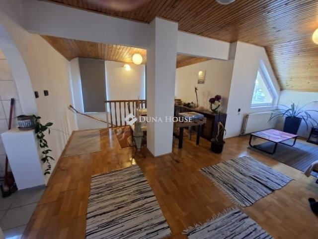 Eladó családi ház, Pécsett 99.1 M Ft, 4 szobás