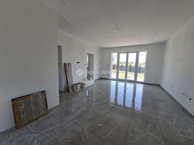 Eladó ikerház, Szadán 99.999 M Ft, 5 szobás