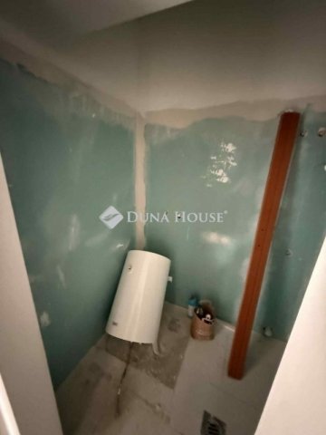 Eladó téglalakás, Budapesten, VI. kerületben 47.9 M Ft, 1 szobás