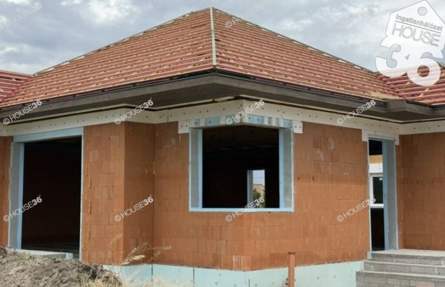 Eladó családi ház, Kunszálláson 65.9 M Ft, 4 szobás