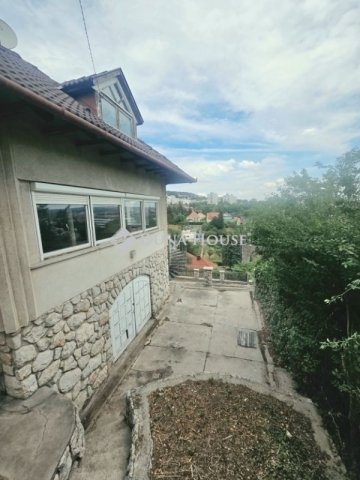Eladó családi ház, Pécsett 150 M Ft, 6 szobás