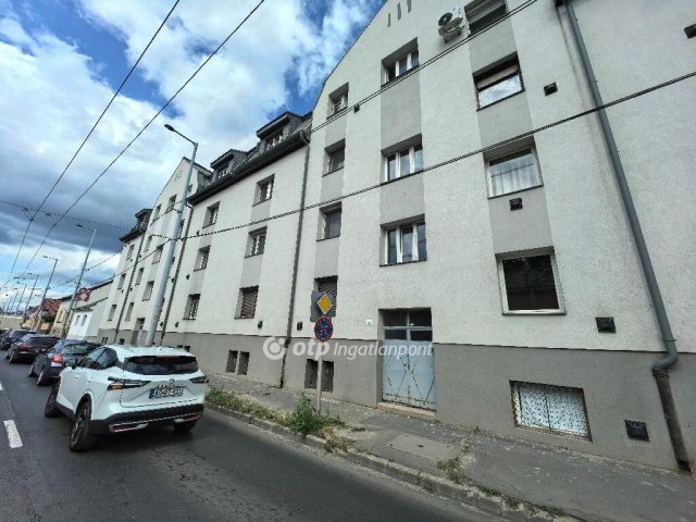 Eladó téglalakás, Debrecenben 65.9 M Ft, 2 szobás