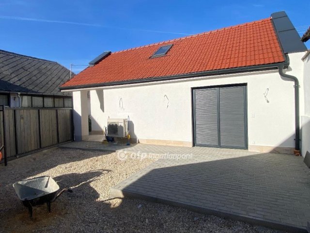 Eladó családi ház, Veszprémben 85 M Ft, 2 szobás