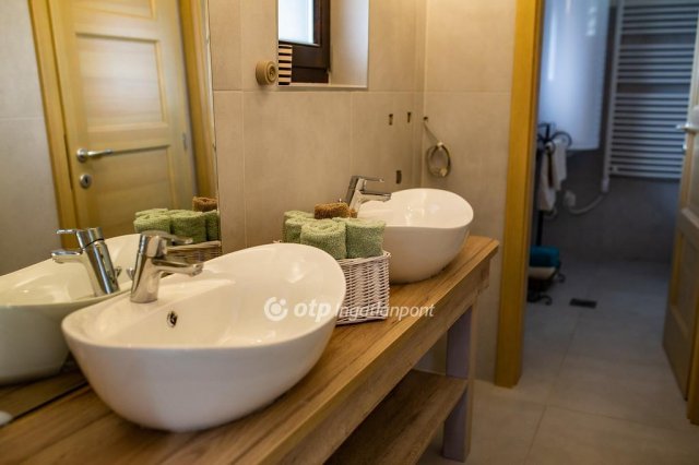 Eladó családi ház, Szigetszentmártonban 159 M Ft, 5 szobás