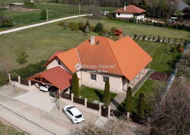 Eladó családi ház, Szadán 169 M Ft, 4 szobás