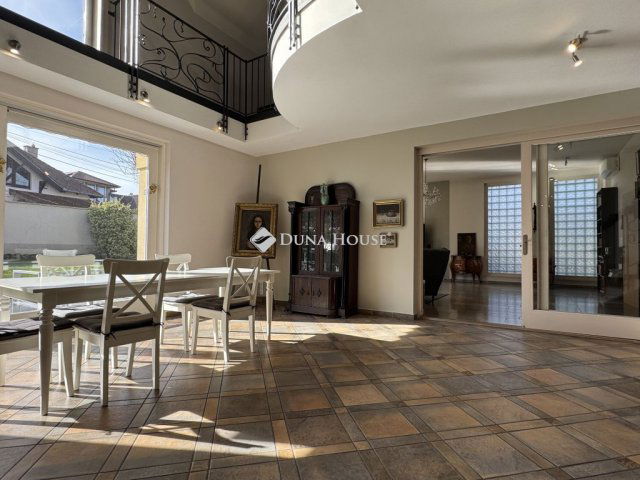 Eladó családi ház, Szentendrén 290 M Ft, 5 szobás