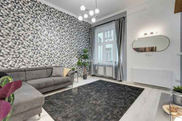Eladó téglalakás, Budapesten, VI. kerületben 49 M Ft, 1 szobás