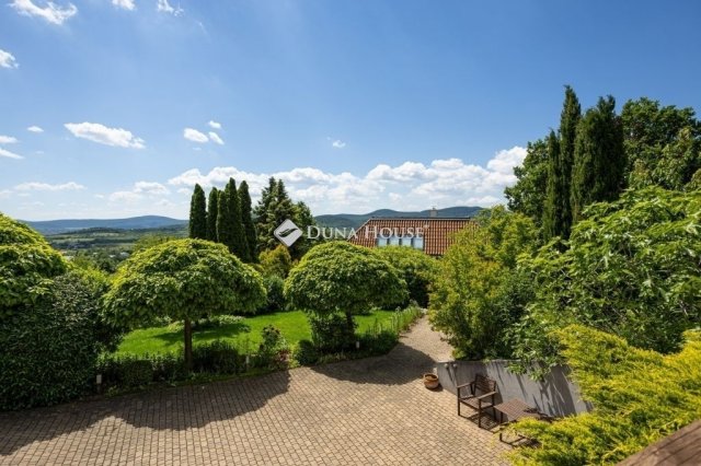 Eladó családi ház, Szentendrén 290 M Ft, 8 szobás